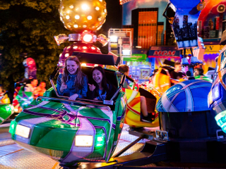 Der BREAK-DANCE (Huss) der Firma Pilz mit Fahrgästen die Spaß haben.