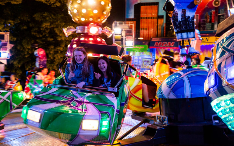 Der BREAK-DANCE (Huss) der Firma Pilz mit Fahrgästen die Spaß haben.
