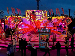 Gesamtansicht des BEACH-JUMPERS in den Abendstunden.