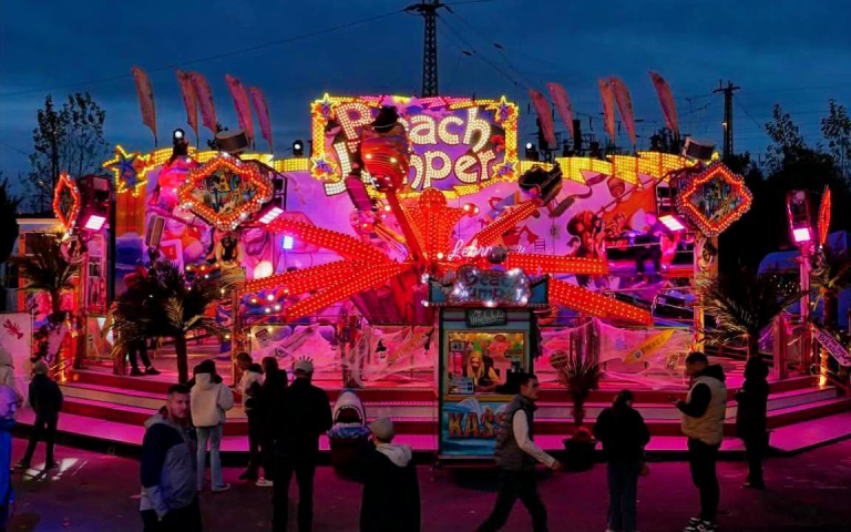Gesamtansicht des BEACH-JUMPERS in den Abendstunden.